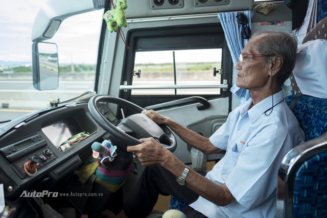 
Có thể các bạn không biết rằng các bác tài điều khiển xe du lịch tại Thái Lan đều có tuổi đời trên 50 tuổi. Tại đất nước này, các tài già thường được đánh giá cao hơn bởi họ có nhiều kinh nghiệm chạy xe trên đường và hiểu chiếc xe mà mình đang lái. Trong hình là một lái xe 68 tuổi tại Thái, ông và vợ của mình ăn ngủ ngay trên chiếc xe du lịch mà họ sở hữu.

