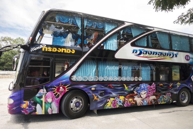 
Sau xe tuk-tuk thì những chiếc xe du lịch cỡ lớn từ 45 chỗ chở lên cũng là phương tiện di chuyển khá đặc trưng tại Thái Lan. Cũng giống như xe tuk-tuk, những chiếc xe du lịch cỡ lớn luôn được trang trí rực rỡ với những màu nổi bật hoặc những hình vẽ grafitti.
