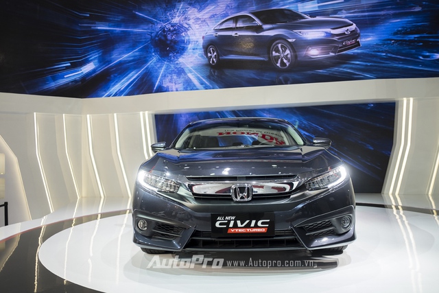 
Trong số hàng loạt những mẫu xe được ra mắt tại triển lãm Ô tô Việt Nam (VMS) 2016, Honda Civic thế hệ mới với nhiều cải tiến được nhiều người tiêu dùng quan tâm nhất.
