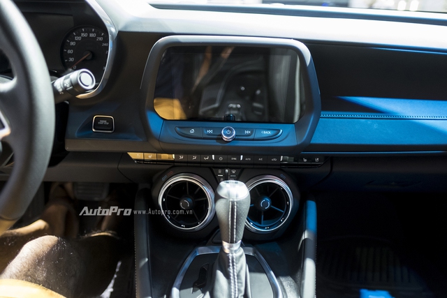 
Màn hình điều khiển trung tâm có thể cảm ứng giúp Chevrolet Camaro SS 2016 giảm được tối đa các nút bấm. Được biệt công nghệ MyLink thế hệ II cũng được trang bị cho mẫu xe thể thao này.
