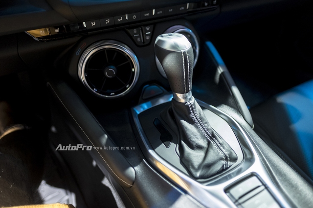 
Hộp số tự động 8 cấp của Chevrolet Camaro SS 2016.
