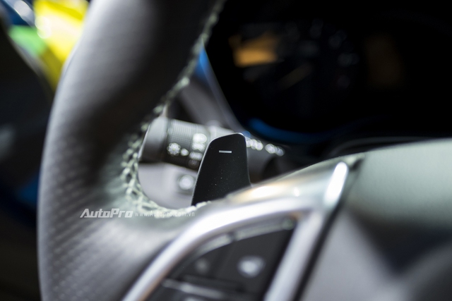 
Lẫy chuyển số vô-lăng của Chevrolet Camara SS 2016.
