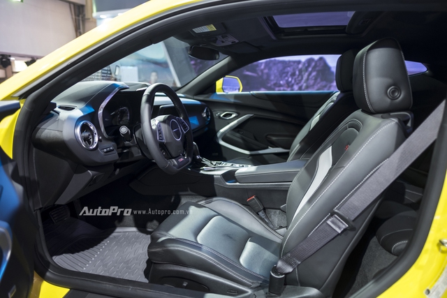 
Bên trong không gian nội thất của Chevrolet Camaro SS 2016 khá lịch sự với khong gian được bọc da, ghế điều chỉnh điện, cửa sổ trời...
