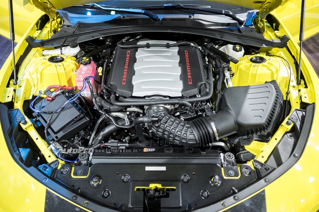 
Bên dưới nắp ca-pô của Chevrolet Camaro SS 2016 là khối động cơ đặc dung tích 6.2L V-8 . Kết hợp với hộp số tự động 8 cấp giúp mẫu xe này có khả năng sản sinh công suất tối đa 455 mã lực và mô-men xoắn cực đại 617 Nm.
