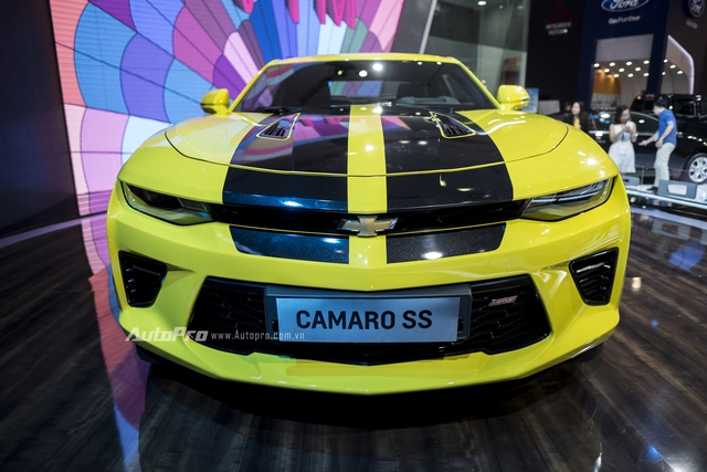 
 Chevrolet Camaro SS 2016 được trang bị đèn pha HID kết hợp đèn LED chiếu sáng ban ngày.
