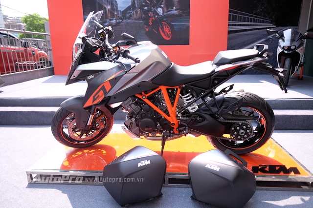 KTM 1290 Super Duke GT có giá 690 triệu đồng.
