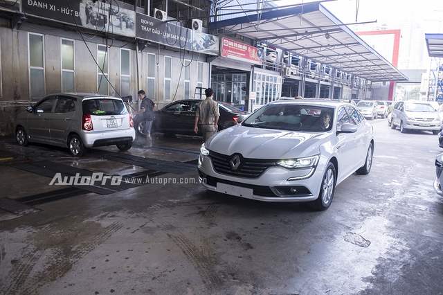 
Chiếc xe Renaul Talisman 2016 bất ngờ xuất hiện tại một bãi rửa xe tại Hà Nội và đây là chiếc xe được nhập khẩu chính hãng.
