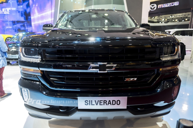 
Chevrolet Silverado có thiết kế mang nhiều cảm giác mạnh mẽ với phần đầu xe vuông vắn cùng lưới tản nhiệt màu đen bóng cở lớn phía trước.
