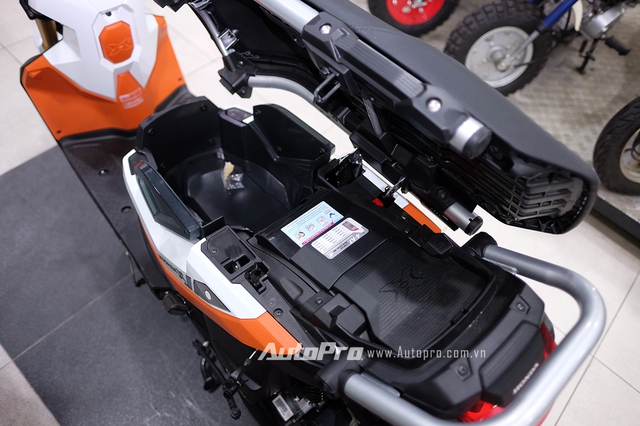 
Yên xe mở ngang khá đặc trưng của dòng xe Honda Zoomer-X với không gian cốp bên trong không thay đổi.
