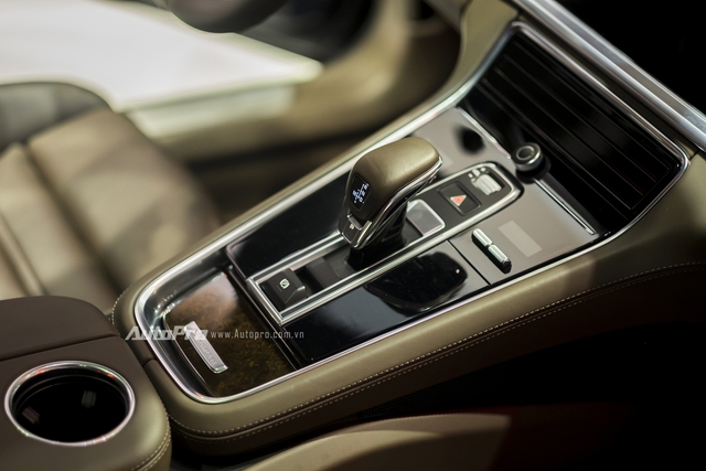 Phiên bản Porsche Panamera Turbo 2017 được trang bị hộp số tự động PDK với 8 cấp số. Porsche Panamera Turbo 2017 chỉ mất 3,8 giây để đạt tốc độ 100 km/h trước khi đạt tốc độ tối đa 306 km/h.