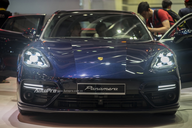 Về mặt thiết kế ngoại thất, Porsche Panamera Turbo 2017 bắt mắt người nhìn bởi các đường nét vừa thể thao nhưng vẫn sang trọng. Porsche Panamera Turbo 2017 trông thể thao hơn hẳn nhờ trần xe dốc xuống như xe coupe. Điều này cũng khiến khoang hành khách phía sau của Porsche Panamera thế hệ mới bị giảm 20 mm chiều cao.