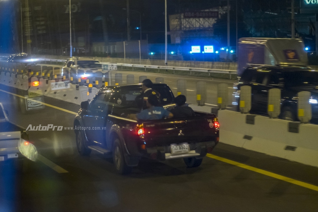 
Tại Thái Lan, xe bán tải không phải chỉ để chở hàng mà đôi khi còn cả để chở người. Điều kỳ lạ là cảnh sát giao thông Thái Lan tỏ ra hoàn toàn thờ ơ khi nhìn thấy những chiếc xe tải chở đầy người trên thùng xe mở nắp như thế này.
