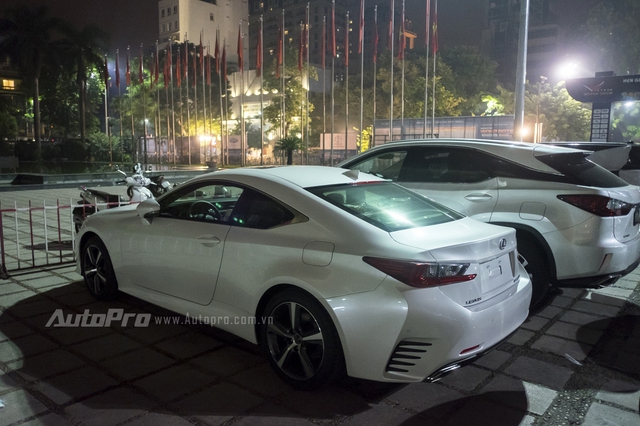 
Mẫu xe thể thao hai cửa Lexus RC200t sở hữu động cơ xăng 4 xi-lanh, tăng áp, dung tích 2.0 lít, sản sinh công suất tối đa 241 mã lực và mô-men xoắn cực đại 349 Nm. Sức mạnh được truyền tới cầu sau thông qua hộp số tự động 8 cấp.
