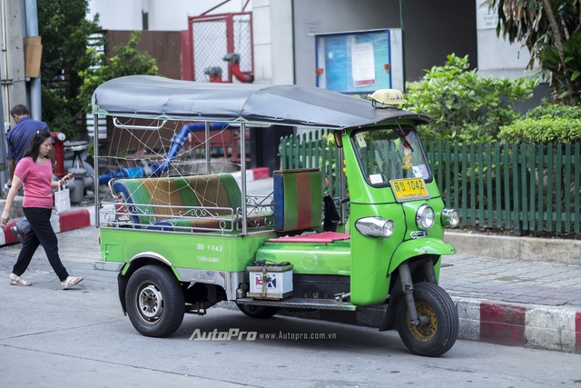 
Bằng việc trang trí rực rỡ, các lái xe tuk-tuk tại Thái Lan cho biết như vậy sẽ bắt mắt và dễ thu hút các vị khách nước ngoài đến du lịch.
