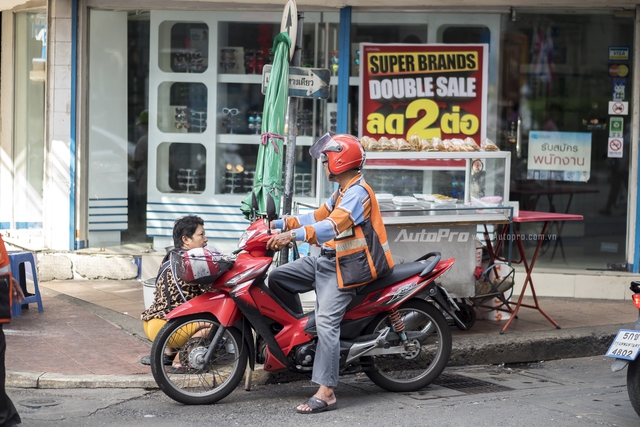 
Các lái xe ôm tại Bangkok, Thái Lan đều được quản lý chặt chẽ thông qua đồng phục, số hiệu, thông tin cá nhân được cấp riêng.
