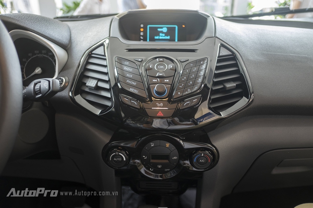 
Bảng điều khiển trung tâm của Ford Ecosport Titanium Black Edition có thiết kế khá hầm hồ với màu đen bóng đặc trưng.

