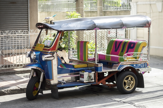 
Nhắc đến Thái Lan, chúng ta sẽ nghĩ ngay đến những chiếc xe tuk-tuk cơ động với màu sắc rực rỡ thường được sử dụng như một phương tiện vận chuyển hành khách chủ yếu tại các thành phố lớn hay khu du lịch.
