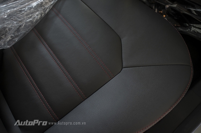 
Một điểm mới bên trong không gian nội thất của Ford Ecosport Titanium Black Edition là các đường chỉ đỏ khâu nổi bật.
