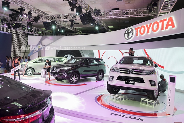 
Gian hàng của Toyota đã hoàn thiện và đang tiến hành tổng duyệt các tiết mục. Ở vị trí trung tâm là chiếc xe Toyota Fortuner thế hệ mới rất được khách hàng trong nước mong chờ.
