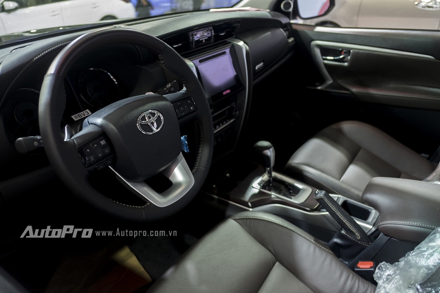 
Bên trong Toyota Fortuner 2016 là bảng táp-lô mới trông phức tạp hơn, được bọc da toàn bộ xe.

