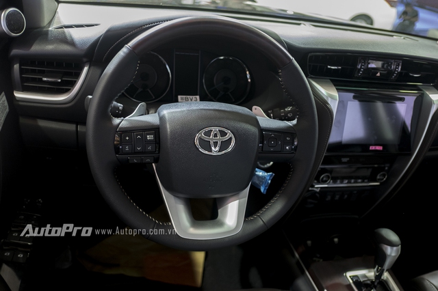
Vô lăng 3 chấu gợi liên tưởng đến loại trong Toyota Hilux thế hệ mới, tích hợp các phím chức năng. Trong khi đó, cụm đồng hồ của Toyota Fortuner 2016 lại giống với loại trên Camry mới với màn hình màu đa thông tin dạng LCD cỡ lớn.

