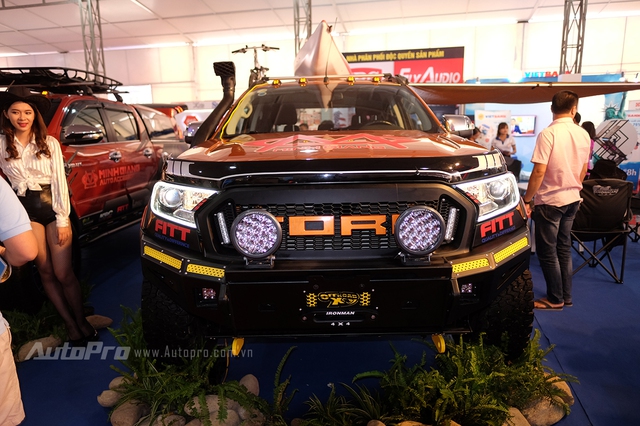 Đây là một chiếc xe Ford Ranger nhưng đã được thay thế khá nhiều chi tiết để mang lại dáng vẻ hầm hố cũng như độ tiện dụng khi offroad.