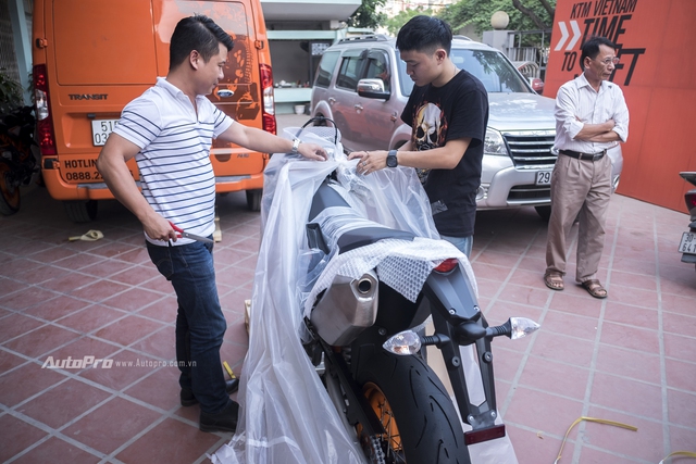 Sau một thời gian chờ đợi, chiếc mô tô địa hình KTM 690 SMC R đời 2017 đã về tới Việt Nam và chính thức được đập hộp vào ngày 19/11/2016.