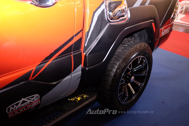 Cũng như lắp thêm body kit, thay lốp offroad và vành đa chấu hầm hố hơn.