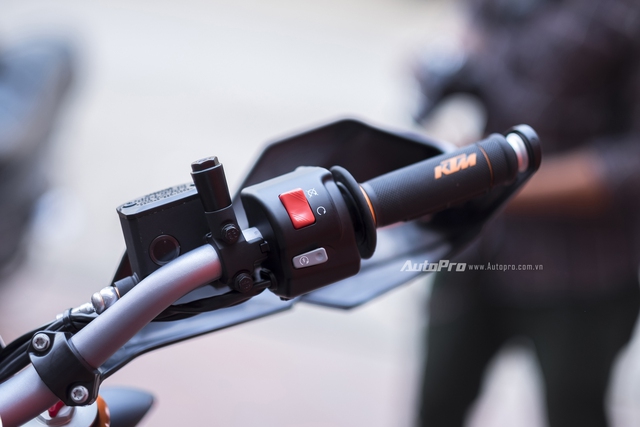 Tay lái của KTM 690 SMC R 2017 thiết kế đơn giản với ít nút bấm.
