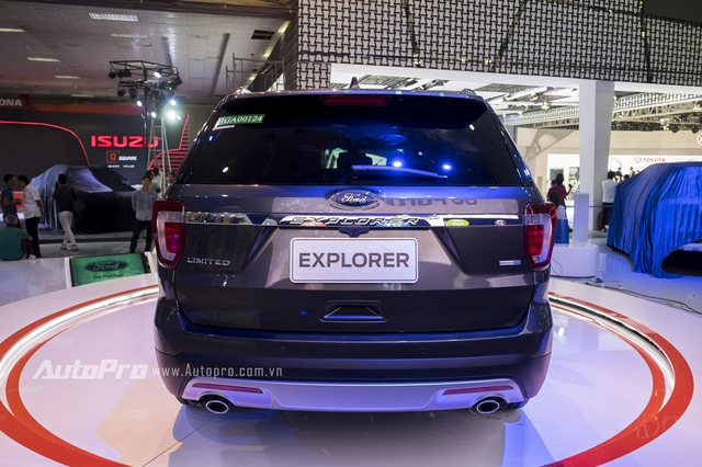 Ford tự tin Explorer sẽ là đối thủ đáng gờm của Toyota Land Cruiser Prado.