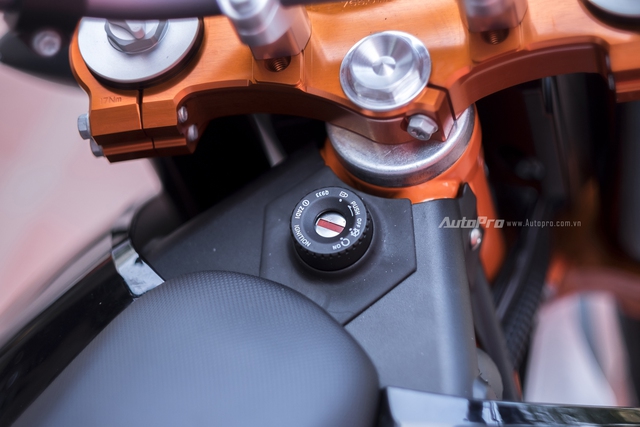Ổ khoá của KTM 690 SMC R 2017.