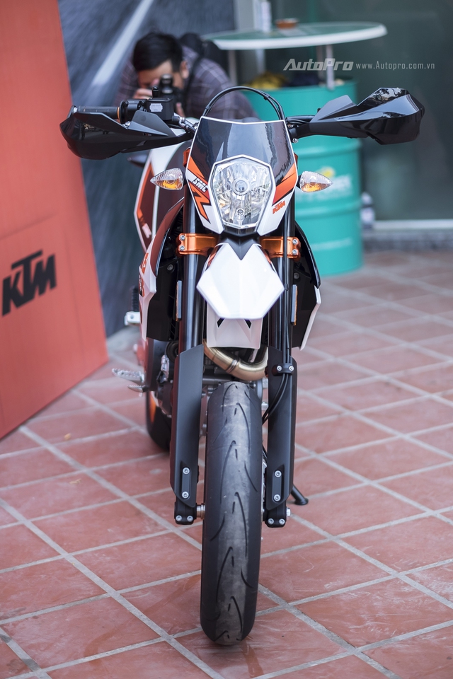 Mặc dù là xe địa hình nhưng lốp tiêu chuẩn của KTM 690 SMC R 2017 vẫn là lốp trơn để phục vụ nhu cầu chạy đường trường hoặc chạy trong phố.
