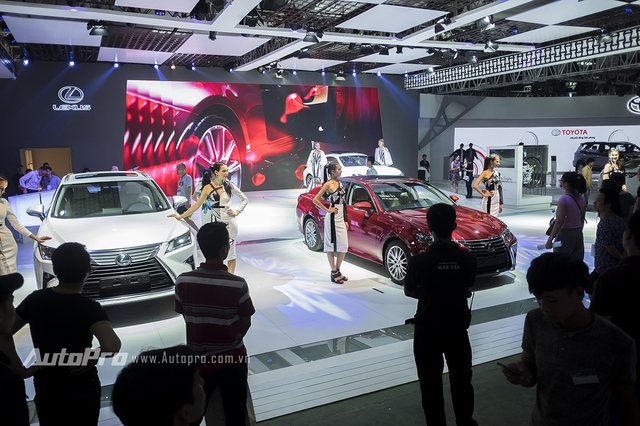 
Gian hàng của Lexus rực rỡ với những mẫu xe sang và dàn người mẫu nước ngoài. Trong đó, các khách hàng Việt đang trông ngóng vào mẫu sedan tầm trung Lexus GS200t.
