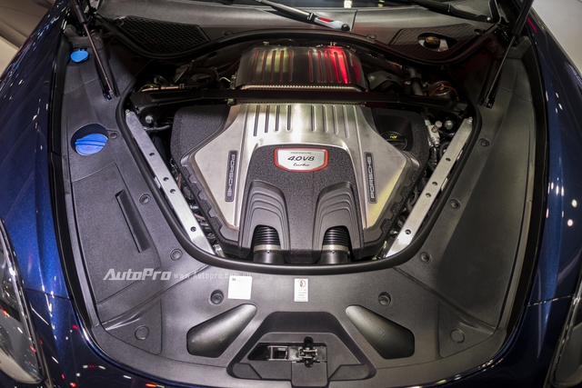 
Bên dưới nắp ca-pô của Porsche Panamera Turbo 2017 là khối động cơ tăng áp kép V8 dung tích 4.0L mang lại công suất 550 mã lực tại vòng tua 5.750 vòng/phút và mô-men xoắn cực đại đạt 770 Nm trong khoảng vòng tua từ 1.960–4.500 vòng/phút.
