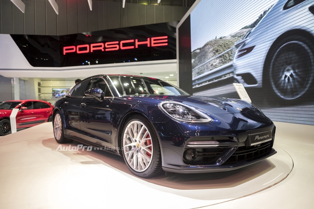 
Porsche Panamera 2017 mới được giới thiệu hồi cuối tháng 6/2016 vừa qua nhưng đã nhanh chóng được Porsche Việt Nam ra mắt khách hàng trong nước tại triển lãm VIMS 2016 với mức giá cho bản Porsche Panamera Turbo là 10,66 tỉ đồng.
