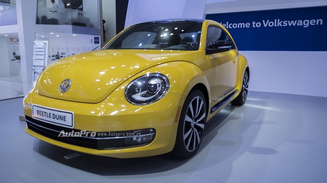 
Chính phần lưới tản nhiệt phía trước của chiếc Volkswagen Beetle trong triển lãm VIMS đã tố cáo điều này.
