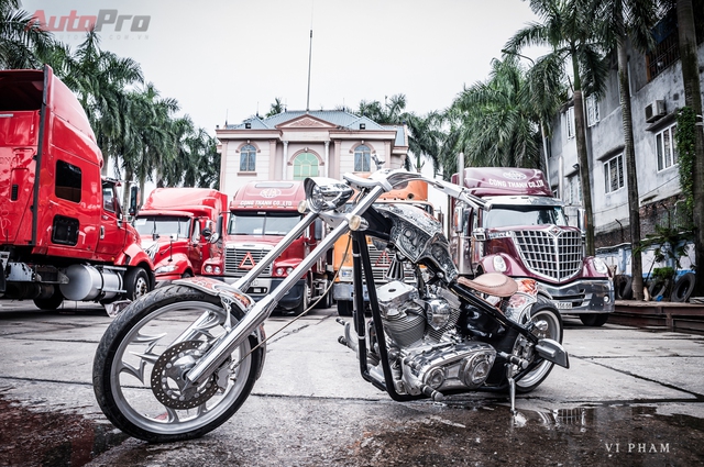 
Chopper Big Dog là dòng xe hiếm và kén người chơi tại Việt Nam. Mẫu xe đề cập trong bài của một biker Hải Phòng được độ lại một cách cầu kỳ, càng khiến nó trở nên độc nhất vô nhị tại nước ta.
