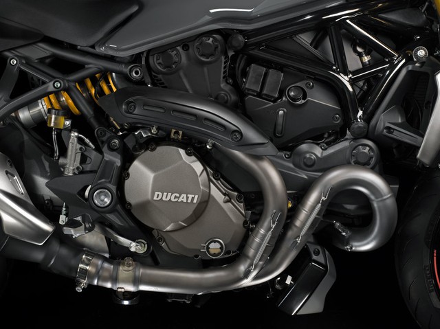 
Cụ thể, khối động cơ dung tích 1.200 phân khối của Ducati Monster 1200 2017 sản sinh công suất tối đa 150 mã lực tại vòng tua máy 9.250 vòng/phút và mô-men xoắn cực đại 126 Nm tại 7.750 vòng/phút.
