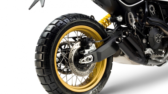 
Một điểm nhấn khác trên chiếc Ducati Scrambler Desert Sled 2017 là bộ mâm nan hoa nổi bật với niềng màu vàng, kích thước của bánh trước là 19 inch trong khi phía sau là 17 inch.
