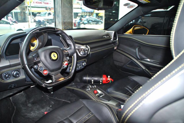 
Sàu 2 năm tậu Ferrari 458 Italia, bà chủ quán cà phê siêu xe quận 7 đã bán lại cho một tay chơi xe tại quận 2 nhằm dọn chỗ cho chiếc Ferrari 488 GTB đầu tiên tại Việt Nam về garage. Và đến nay, tay chơi này đã rao bán chiếc 458 Italia với mức giá 8,7 tỷ Đồng.
