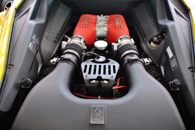 Động cơ trên Ferrari 458 Italia là loại V8, dung tích 4.5 lít, sản sinh công suất tối đa 570 mã lực và mô-men xoắn cực đại 540 Nm. Kết hợp cùng hộp số ly hợp kép 7 cấp, động cơ giúp siêu xe Ferrari 458 Italia mất 3,4 giây để tăng tốc từ 0-100 km/h trước khi đạt tốc độ tối đa khoảng 325 km/h.