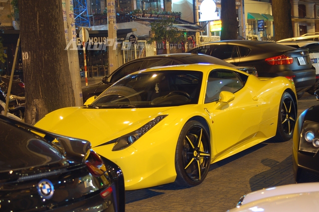 
Một chiếc Ferrari 458 Italia màu váng óng vừa được một tay chơi tại quận 2 cho lên sàn thu hút khá nhiều sự chú ý của giới nhập xe Việt.
