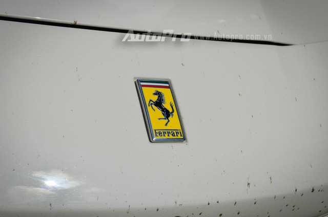 
Ngoài siêu ngựa Ferrari 488 GTB, garage của doanh nhân Quốc Cường còn có cặp đôi siêu xe Ferrari F12 Berlinetta và Lamborghini Huracan LP610-4 biển tứ quý 8. Đặc biệt, cả 3 siêu xe đều đã được độ lại khá ấn tượng. Trong đó, siêu bò Lamborghini Huracan LP610-4 được tay chơi 8X này trang bị ống xả độ Akrapovic. Chiếc F12 Berlinetta được bọc lại ngoại thất bằng đề-can màu đen nhám cùng những món đồ chơi độ đắt tiền.

