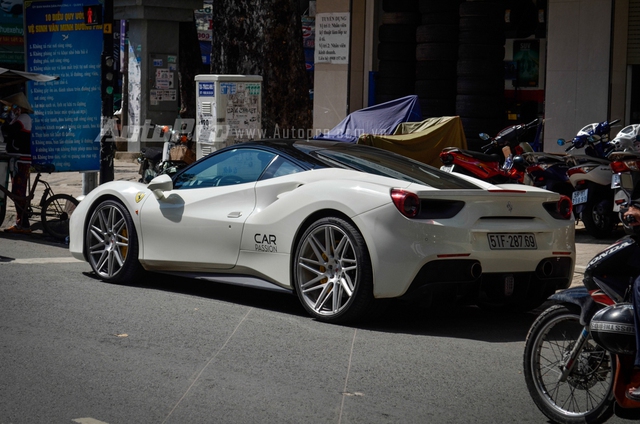 
Sau 4 tháng về garage của Cường Đô-la, siêu ngựa Ferrari 488 GTB mới đây xuất hiện trên phố trong ngoại hình khá lạ mắt.
