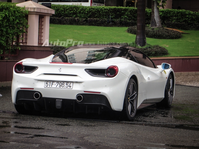 Để tạo sự khác biệt, nhiều chủ nhân đã thay đổi màu cho siêu xe Ferrari 488 GTB của mình bằng đề-can màu xanh ngọc, đỏ crôm hay bò sữa. Cách dán đề-can không chỉ có chi phí thấp hơn mà còn đảm bảo màu sơn nguyên bản của xe. Khi nào không thích nữa, chủ xe có thể bóc lớp đề-can ra một cách dễ dàng. Ấy vậy mà một đại gia tại Sài thành lại quyết định thay màu cho siêu xe Ferrari 488 GTB của mình bằng cách sơn trực tiếp lên ngoại thất.