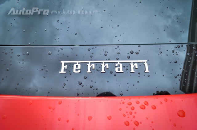 
Ferrari 488 GTB ra mắt lần đầu tiên tại triển lãm Geneva với thiết kế khoẻ khoắn và gọt bỏ bớt những đường cong mềm mại như đàn anh 458 Italia. Thay vào đó là những nét cắt thẳng đứng đầy góc cạnh.
