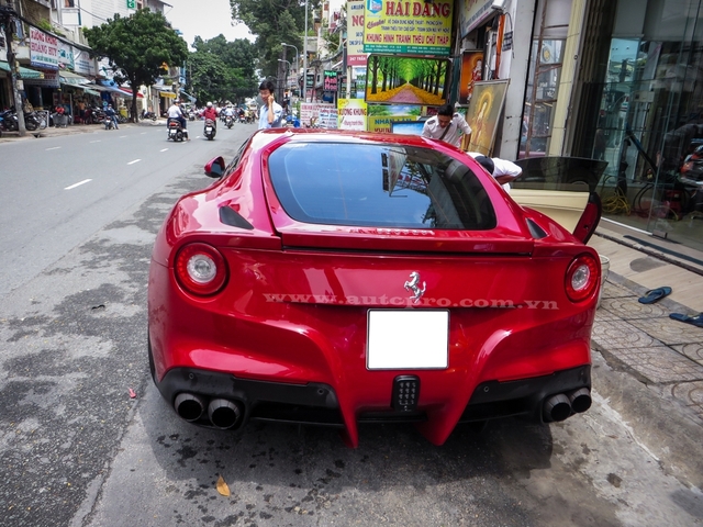 
Theo giới sành xe, mức giá giao dịch của chiếc Ferrari F12 Berlinetta độ này vào khoảng 750.000 USD tương đương 16,8 tỷ Đồng. Khi sở hữu chiếc F12 này chủ nhân còn được tặng nhiều món đồ chơi độ theo xe.
