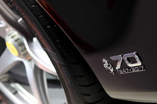 Theo hãng Ferrari, chỉ có 200 chiếc LaFerrari Aperta được bán cho khách hàng trên toàn thế giới. Trong khi đó, 9 chiếc còn lại được Ferrari giữ để trưng bày tại các sự kiện trong năm 2017, thời điểm kỷ niệm 70 năm thành lập hãng.