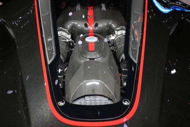 Cụ thể, Ferrari LaFerrari Aperta cũng được trang bị động cơ V12, dung tích 6,3 lít, sản sinh công suất tối đa 800 mã lực. Động cơ này kết hợp với mô-tơ điện có công suất tối đa 163 mã lực. Nhờ đó, Ferrari LaFerrari Aperta sở hữu công suất tổng cộng 963 mã lực và mô-men xoắn cực đại 900 Nm.