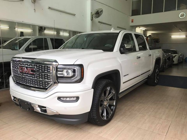 So với bản tiêu chuẩn GMC Sierra Denali, Ultimate 2016 có những điểm nhấn như đèn pha IntelliBeam LED, bậc cửa lên xuống Tri-Mode Power Steps và cửa sổ sau trượt chỉnh điện với hệ thống sấy kính.
